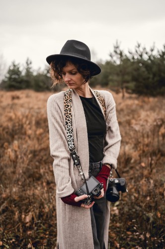 Szelki fotograficzne na 2 aparaty welur Panterka, szelki reporterskie welurowe czarno-beżowe w cętki