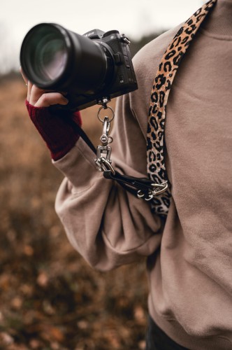Szelki fotograficzne na 2 body welur Panterka, szelki reporterskie welurowe czarno-beżowe w cętki