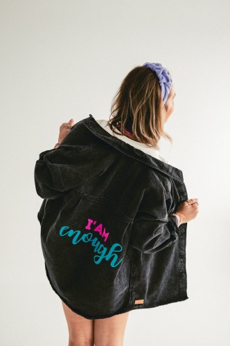 Kurtka mocy z personalizowanym haftem I'm enough unikat kurtka festiwalowa